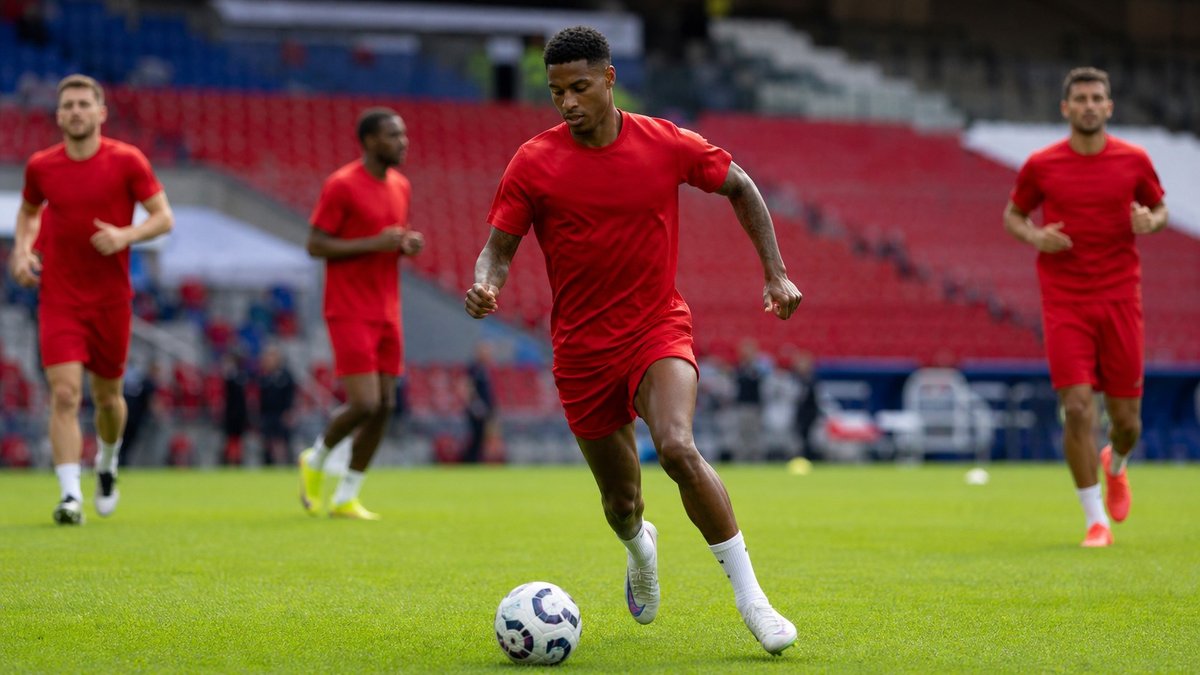 Jogador jovem da Espanha conduzindo bola em treino de futebol antes da Copa
