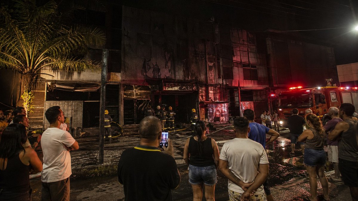 Incêndio destrói casa de show em Florianópolis durante evento da Copa