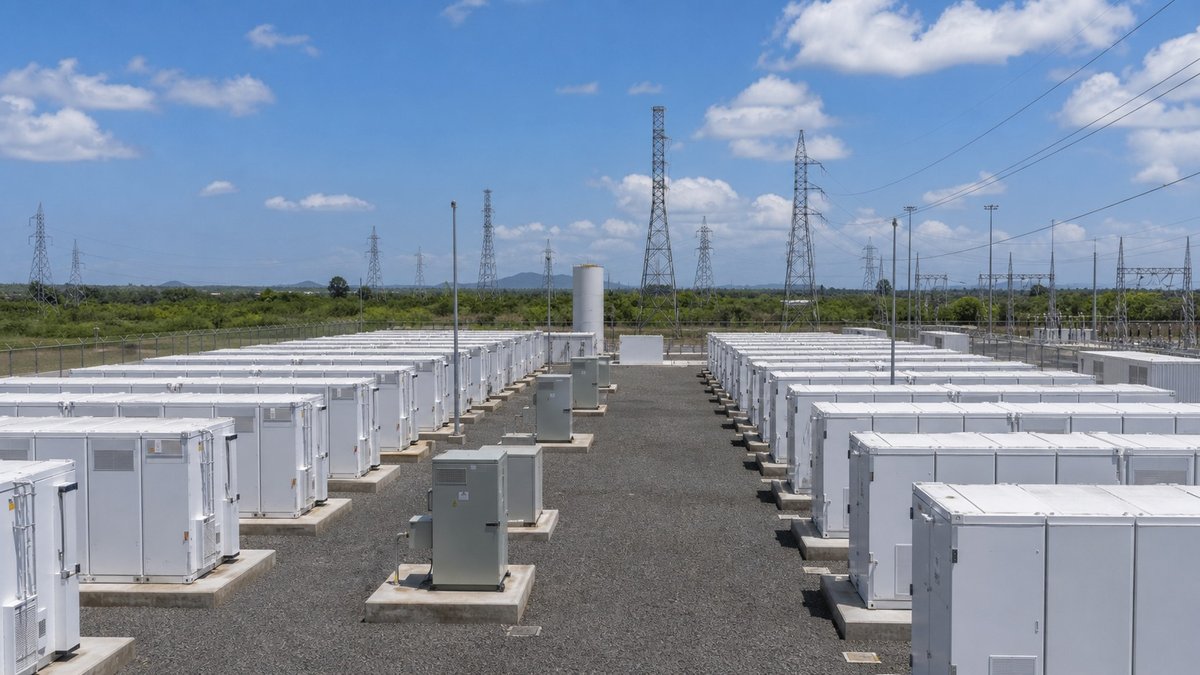 Instalacao de baterias de grande porte conectada a linhas de transmissao de energia.