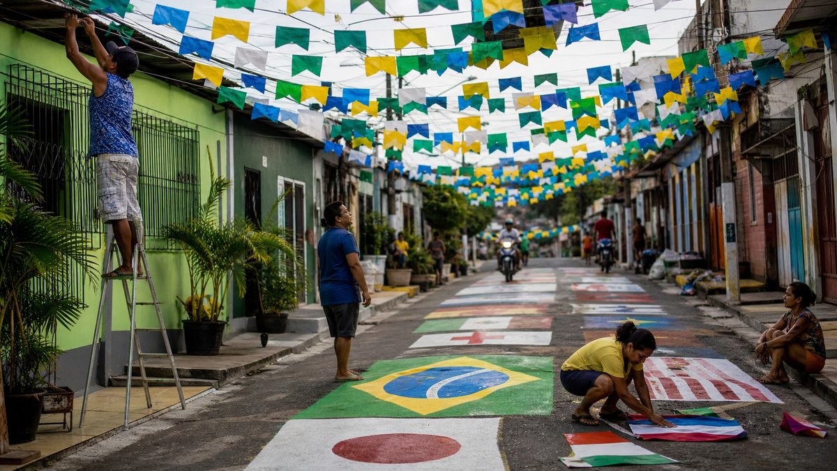 Rua em Manaus decorada com bandeirinhas e pinturas de bandeiras no asfalto para a Copa do Mundo de 2026.