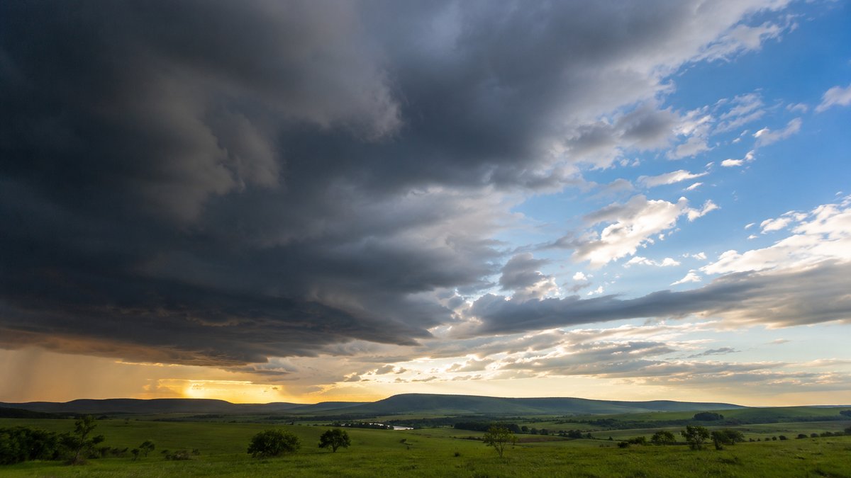 Céu com nuvens de frente fria sobre paisagem brasileira — previsão climática