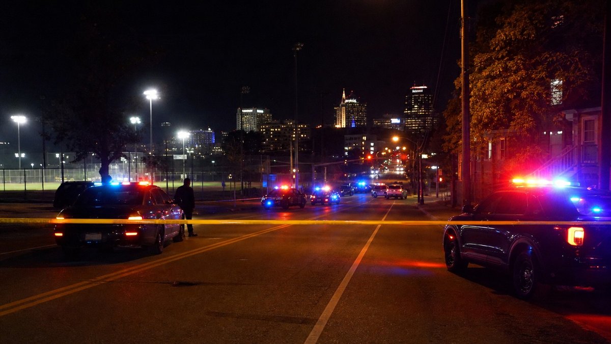 Área urbana em Kansas City com viaturas policiais e isolamento após ocorrência noturna
