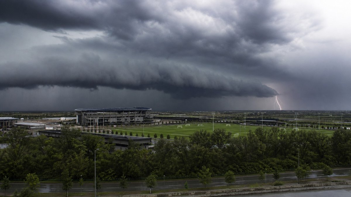 Tempestade forte sobre estadio de futebol em Kansas City durante a Copa